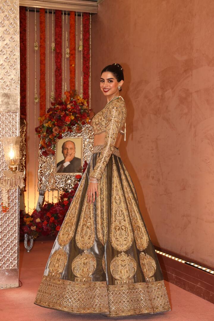 Khushi Kapoor looks beautiful in golden and green lehenga.