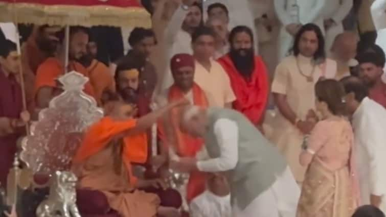 PM Modi gets Rudraksh Mala after took blessings touching swami avimukteshwaranand feet in Anant Ambani Radhika Merchant Wedding ceremony VIDEO: जब अनंत-राधिका की आशीर्वाद सेरेमनी में सामने आए PM मोदी तो ऐसा था अविमुक्तेश्वरानंद सरस्वती का रिएक्शन