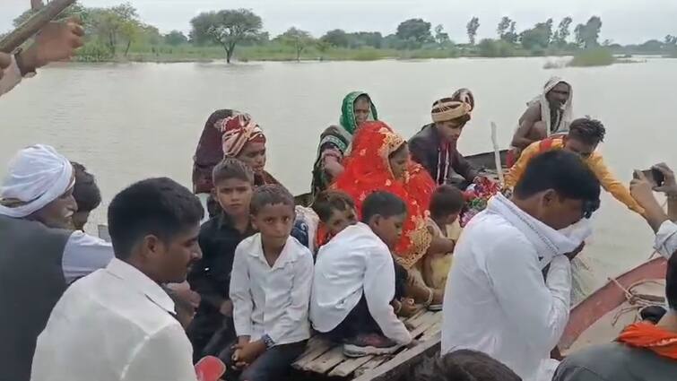 Gonda wedding procession left by boat then same boat bride bid farewell river increase water level flood situation village Gonda Flood: नाव से निकली बारात फिर उसी से दुल्हन की विदाई, नदी में जलस्तर बढ़ने से गांव में बाढ़ जैसे हालात