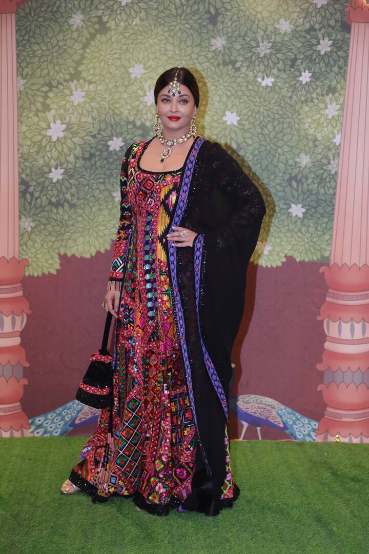 बॉलीवुड की सबसे खूबसूरत एक्ट्रेस कही जाने वाली एक्ट्रेस ऐश्वर्या राय बच्चन इस सेरेमनी में मल्टीकलर के अनारकली सूट में नजर आई.