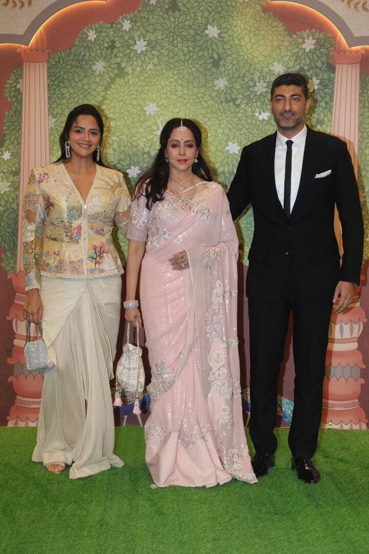 बॉलीवुड की दिग्गज एक्ट्रेस हेमा मालिनी अपनी छोटी बेटी अहाना देओल और दामाद के साथ अनंत-राधिका की सेरेमनी में पहुंची.