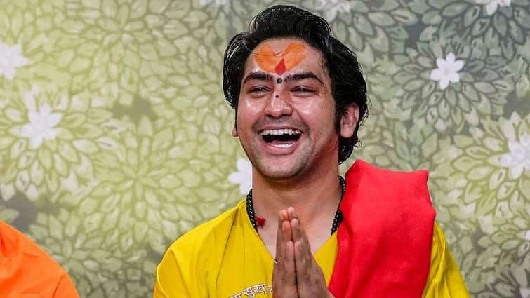 Dhirendra Krishna Shastri Attends Anant Ambani Radhika Merchant Shubh Aashirwad Ceremony in Mumbai अनंत-राधिका को आशीर्वाद देने मुंबई पहुंचे पंडित धीरेंद्र कृष्ण शास्त्री, खली के साथ खिंचवाई तस्वीर