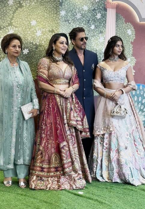 अनंत-राधिका की शादी में शामिल होने के बाद अब शाहरुख खान अपने परिवार के साथ कपल की शुभ आशीर्वाद सेरेमनी में पहुंचे.