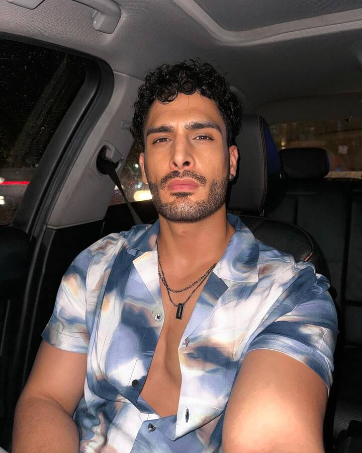 बिग बॉस 15 में प्रतीक सहजपाल के साथ मारपीट के बाद उमर रियाज को बाहर कर दिया गया था. शुरुआत में, रश्मि देसाई को छोड़कर, घर के सदस्यों ने सोचा कि यह एक मज़ाक था और उन्हें विश्वास नहीं हुआ कि सलमान ने उमर का नाम लिया था. हालांकि, जब सामने का दरवाज़ा खुला, तो रश्मि देसाई और करण कुंद्रा रोने लगे और अपने दोस्त को दुखद विदाई दी.