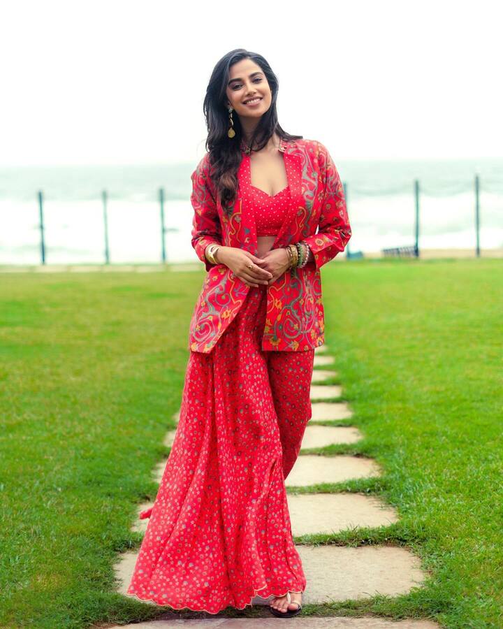 తాజాగా ఈమె సోషల్ మీడియాలో షేర్ చేసిన ఫోటోలు నెటిజన్లను బాగా ఆకట్టుకుంటున్నాయి. Photo Credit: Meenaakshi Chaudhary/Instagram