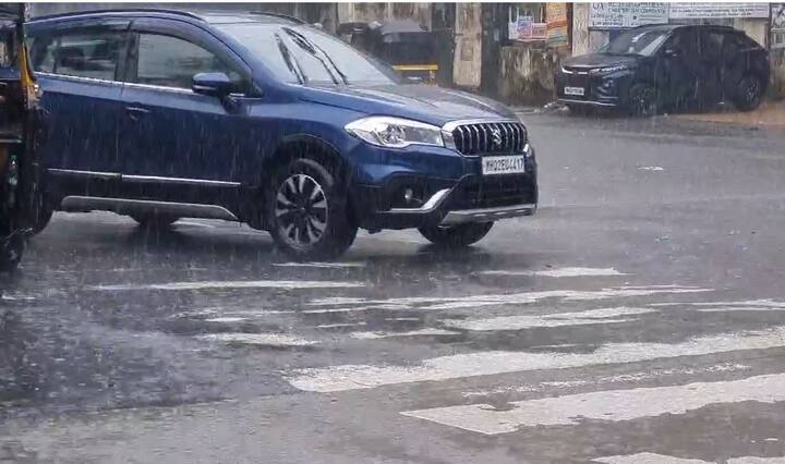 मुंबईत सकाळपाून मुसळधार पावसाला सुरुवात झाली आहे.