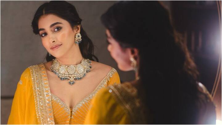 Pooja Hegde Stunning in Yellow Lehenga: లాంగ్‌ గ్యాప్‌ తర్వాత బుట్టబొమ్మ పూజ హెగ్డే నెట్టింట సందడి చేసింది.తాజాగా తన లేటెస్‌ లుక్‌ షేర్‌ చేసి నెటిజన్లు ఫిదా చేసింది.