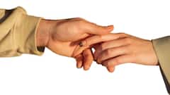 Relationship Tips: জ্ঞান বা ভাষণ নয়, হাতে হাত রাখলেই সম্ভব, সামনের জন মনমরা হয়ে থাকলে যা করণীয়...