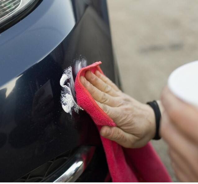 ਹੁਣ ਤਿਆਰ ਮਿਸ਼ਰਣ ਨੂੰ ਸਕ੍ਰੈਚ ਵਾਲੀ ਥਾਂ 'ਤੇ ਲਗਾਓ ਅਤੇ ਹੌਲੀ-ਹੌਲੀ ਰਗੜੋ। ਇਸ ਪ੍ਰਕਿਰਿਆ ਨੂੰ ਉਦੋਂ ਤੱਕ ਦੁਹਰਾਉਂਦੇ ਰਹੋ ਜਦੋਂ ਤੱਕ ਸਕ੍ਰੈਚ ਪੂਰੀ ਤਰ੍ਹਾਂ ਹਟ ਨਹੀਂ ਜਾਂਦਾ।