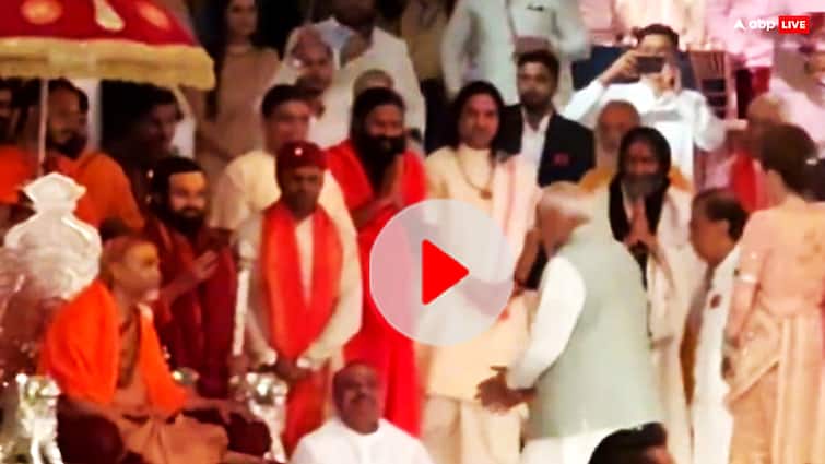 PM Modi Meet Devkinandan Thakur at Anant Ambani Radhika Merchant Shubh Aashirwad Ceremony अनंत-राधिका की शादी में पहुंचे PM मोदी ने देवकी नंदन ठाकुर के कान में क्या कहा, वीडियो वायरल