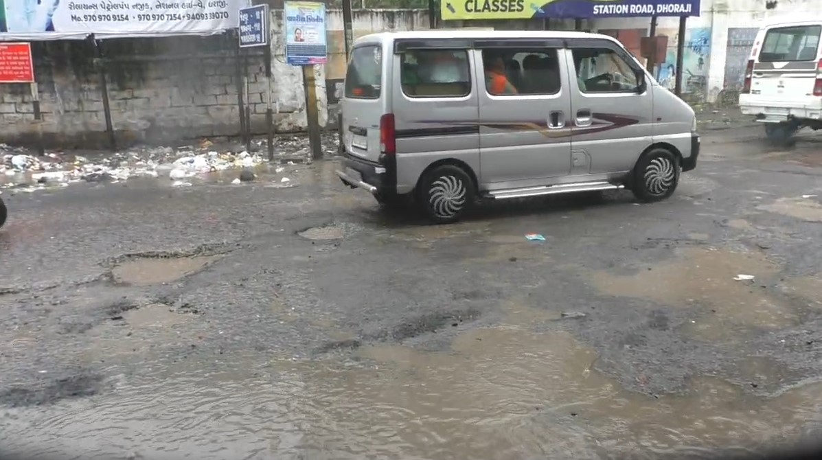 રાજકોટ જિલ્લાના ધોરાજીમાં દર ચોમાસામાં ખાડાઓનું સામ્રાજ્ય જોવા મળે છે. ધોરાજીમાં પ્રથમ વરસાદે જ જ્યાં જોવો ત્યાં ખાડાઓ જોવા મળી રહ્યા છે ત્યારે ધોરાજીના પોસ્ટ ઓફિસ રોડ,  જમનાવડ રોડ જૂનાગઢ રોડ સહિત વિસ્તાર માં ઠેર-ઠેર ખાડાઓ છે.