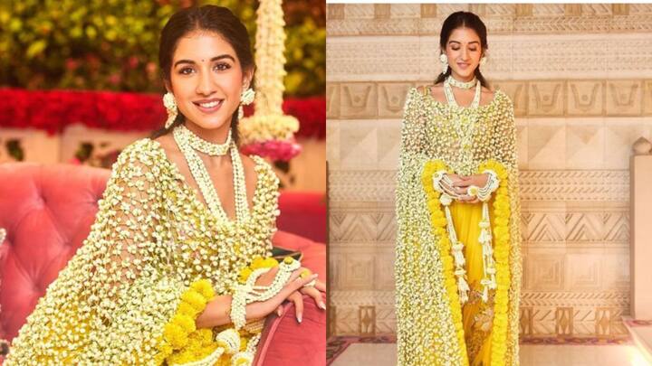 राधिका मर्चंटचा हळदीचा लूक - हळदीच्या लूकसाठी राधिकाने मोगऱ्याचा अतिशय सुंदर दुपट्टा स्टाइल केला आहे. हा सुंदर डिझायनर लूक अनामिका खन्ना यांनी डिझाइन केला आहे. या लूकमध्ये खऱ्या फुलांपासून बनवलेल्या दागिन्यांची स्टाइल करण्यात आली आहे.