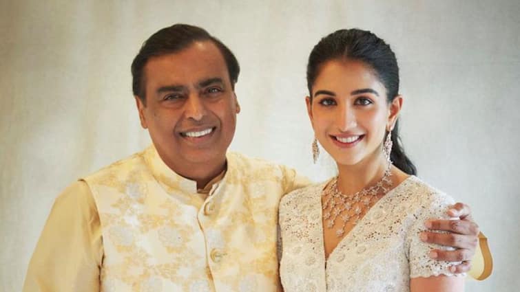 Billionaire Mukesh Ambani breaks down in tears at bahu Radhika Merchant vidaai watch Video entertainment news Mukesh Ambani: বউমা রাধিকার 'বিদাই' অনুষ্ঠানে চোখ ছলছল ধনকুবের মুকেশ আম্বানির, ভাইরাল ভিডিও