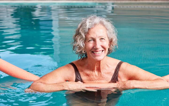 While doing this yoga, water puts a lot of pressure on the joints and muscles of the body. This makes the body feel light.