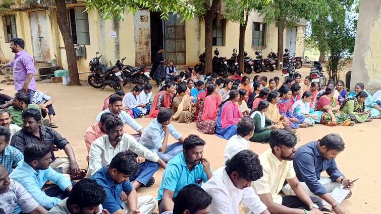 theni: Part-time students of co-op training stage boycott protest வகுப்பு புறக்கணிப்பு போராட்டத்தில் கூட்டுறவு பட்டைய பயிற்சி படிக்கும் பகுதி நேர மாணவர்கள்! காரணம் என்ன?