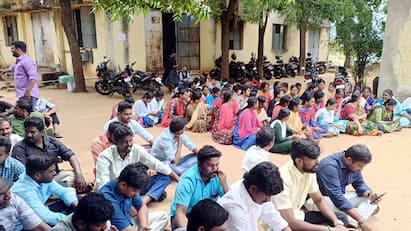 theni: Part-time students of co-op training stage boycott protest வகுப்பு புறக்கணிப்பு போராட்டத்தில் கூட்டுறவு பட்டைய பயிற்சி படிக்கும் பகுதி நேர மாணவர்கள்! காரணம் என்ன?