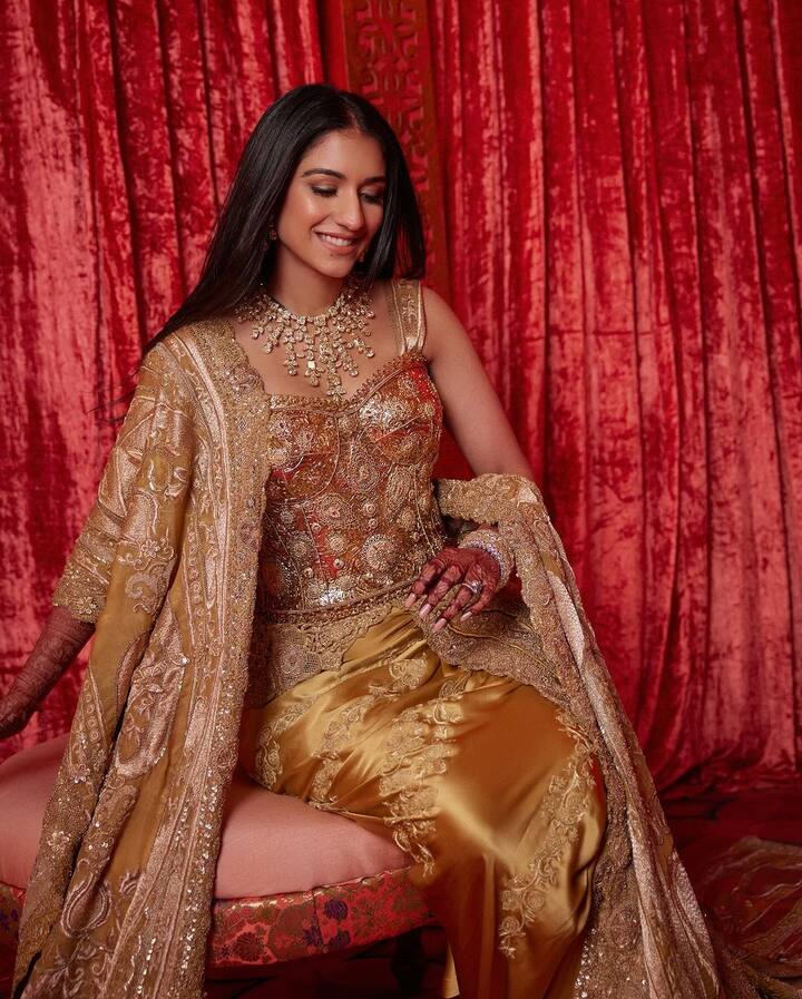 The addition of Radhika's golden corseted blouse gave an edgy touch to her saree.