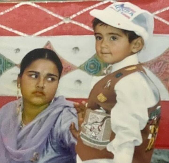 ਕਲਾਕਾਰ ਦੀ ਇਸ ਪੋਸਟ ਉੱਪਰ ਪ੍ਰਸ਼ੰਸਕ ਵੀ ਕਮੈਂਟ ਕਰ ਆਪਣੀ ਪ੍ਰਤੀਕਿਰਿਆ ਦੇ ਰਹੇ ਹਨ। ਇੱਕ ਯੂਜ਼ਰ ਨੇ ਕਮੈਂਟ ਕਰ ਲਿਖਿਆ, ਰੱਬਾ ਕਿਸੇ ਵਿਅਕਤੀ ਕੋਲੋ ਮਾਂ ਬੋਲੀ ਪੰਜਾਬੀ ਅਤੇ ਮਾਂ ਨਾਂ ਖੋਹਵੀ ❤️❤️