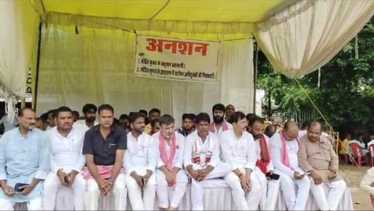 Basti SP MLA Mahendra Nath Yadav and workers sat on fast regarding kidnapped Mohit Yadav case ann मोहित यादव अपहरण कांड में पुलिस को नहीं मिली सफलता, अब धरने पर बैठे सपा विधायक