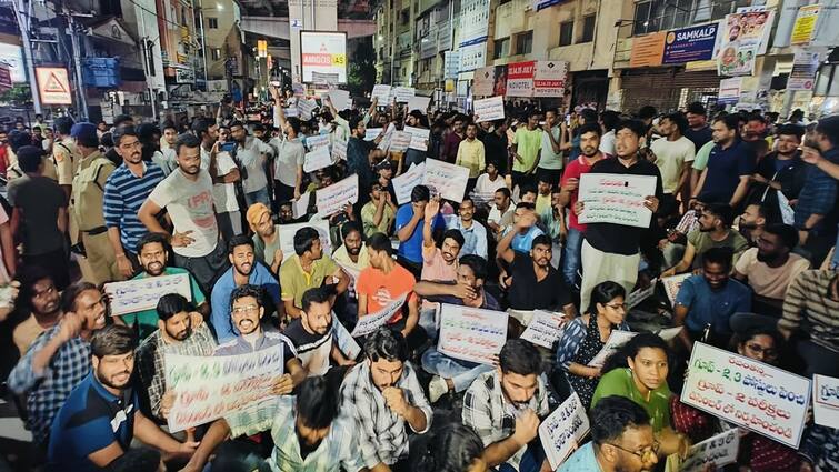 Hyderabad youth protests at mid night near central library to demand Group exams postpone Hyderabad: హైదరాబాద్‌లో అర్ధరాత్రి నిరసనలు, ఆందోళన మరింత తీవ్రం - రంగంలోకి సీఆర్పీఎఫ్