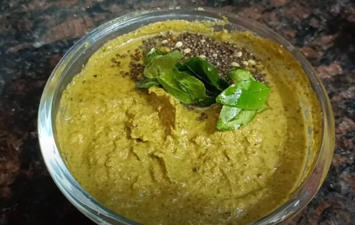 புதினா இலை சுருங்கியதும் அடுப்பிலிருந்து இறக்கி 30 நிமிடத்திற்கு ஆறவிடவும். அதன் பிறகு மிக்ஸியில் சிறிதளவு தண்ணீர் சேர்த்து கெட்டியான பதத்திற்கு அரைத்து தனியாக எடுத்துக் கொள்ளவும்.