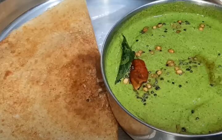 அதன் பிறகு கருவேப்பிலை மற்றும் புதினா இலை சேர்த்து மீண்டும் 3 நிமிடம் வதக்கவும். அடுத்தது கல் உப்பு மற்றும் பெருங்காயத்தூள் சேர்த்து புதினா இலை சுருங்கும் வரை காத்திருக்கவும்.
