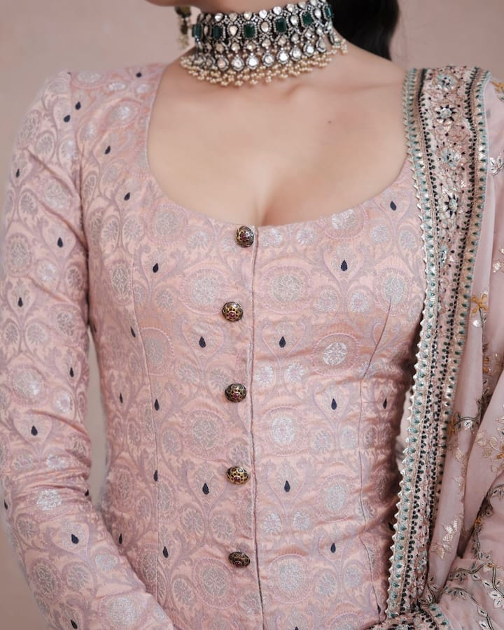 The actress wore a wide stone-studded choker that enhanced her attire.