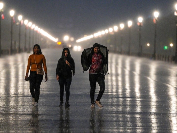 The minimum temperature in Delhi was recorded at 25 degrees Celsius, which is two degrees below the season's average. The maximum temperature was 35.6 degrees Celsius, which is normal according to the season.