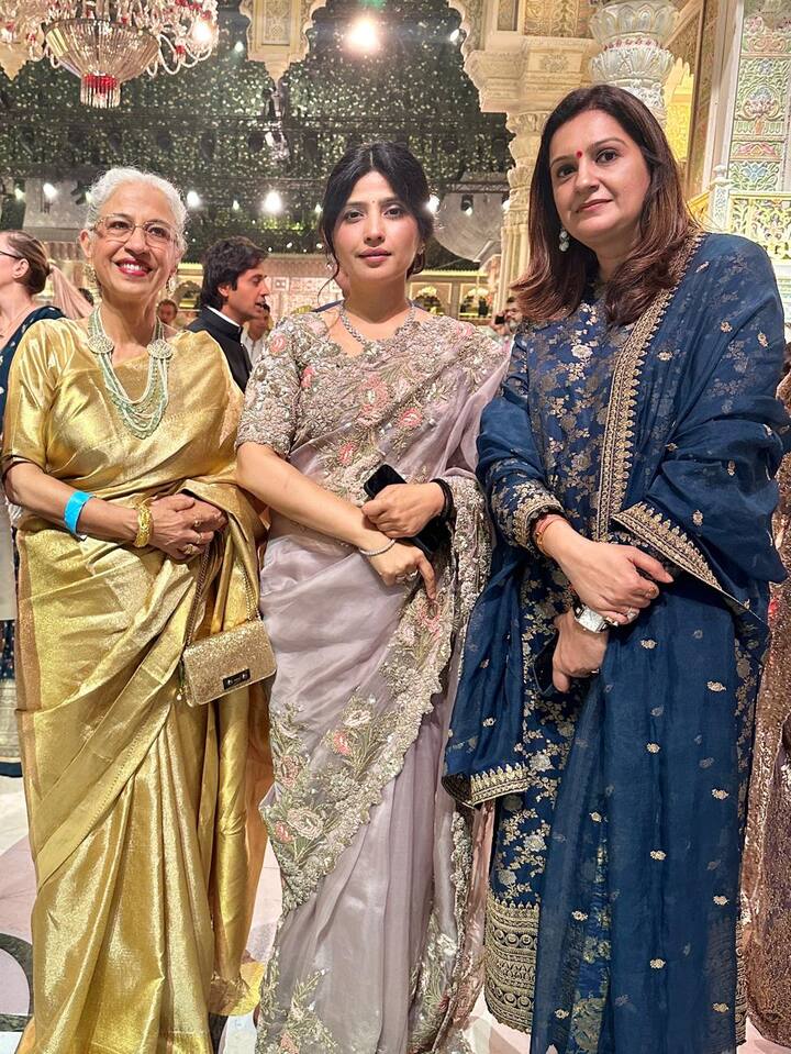 अनंत अंबानी और राधिका मर्चेंट को आशीर्वाद देने के लिए शिवसेना उद्धव ठाकरे गुट की सांसद प्रियंका चतुर्वदी भी मुंबई स्थित जियो वर्ल्ड सेंटर पहुंची. प्रियंका यहां डिंपल यादव के साथ नजर आईं.