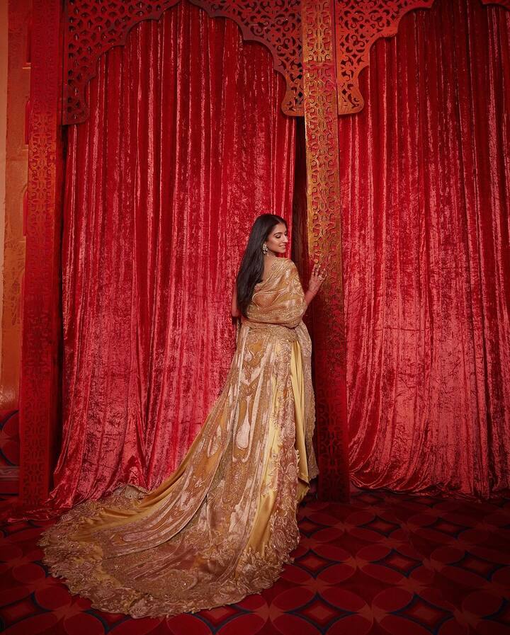 The pallu of her saree was long and resembled a cape.