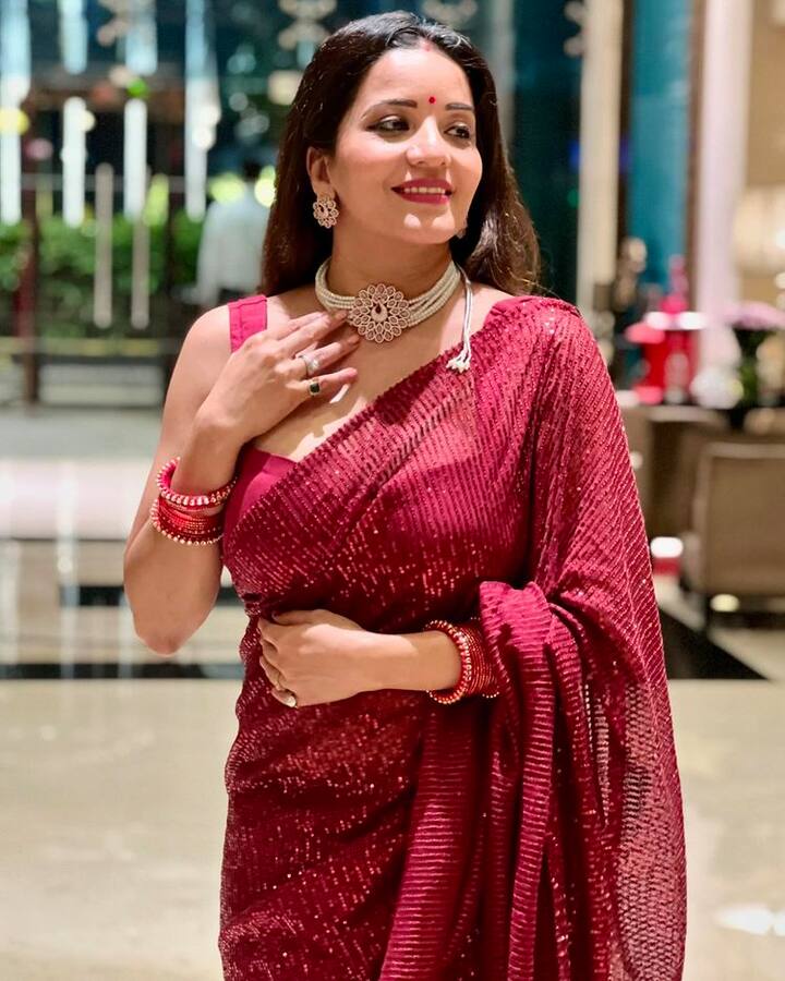 રેડ સાડીમાં મોનાલિસા હોટ પોઝ આપતી જોવા મળી રહી છે.