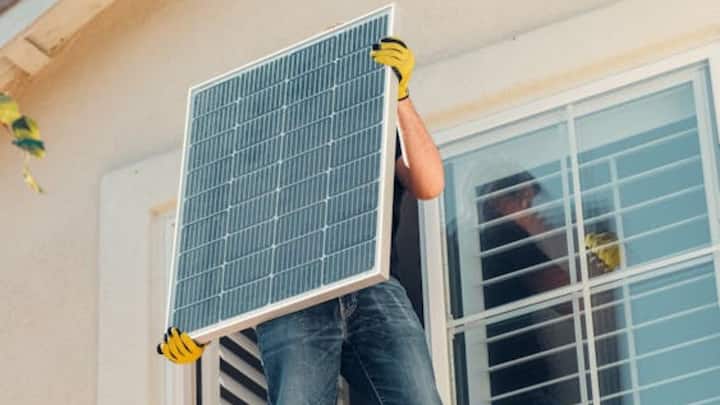 কেন্দ্রীয় সরকার চলতি বছর থেকে পি এম সূর্য ঘর প্রকল্প চালু করেছে। যেসব বাড়িতে মাসে ৩০০ ইউনিটের বেশি বিদ্যুৎ ব্যবহার করা হয়, সেখানে এই প্রকল্প প্রযোজ্য। অনলাইনে কীভাবে করবেন আবেদন?