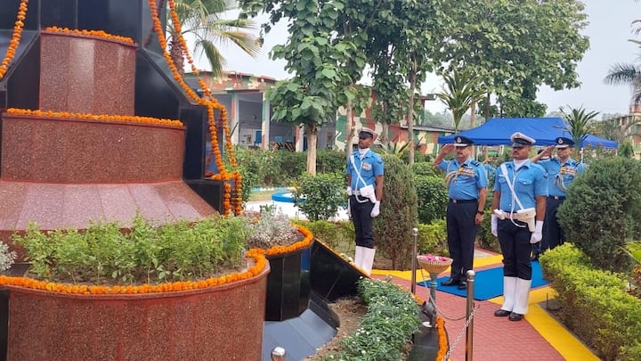 The Chief of the Air Staff also felicitated and interacted with the next-of-kin during the event. (Photo: PIB)