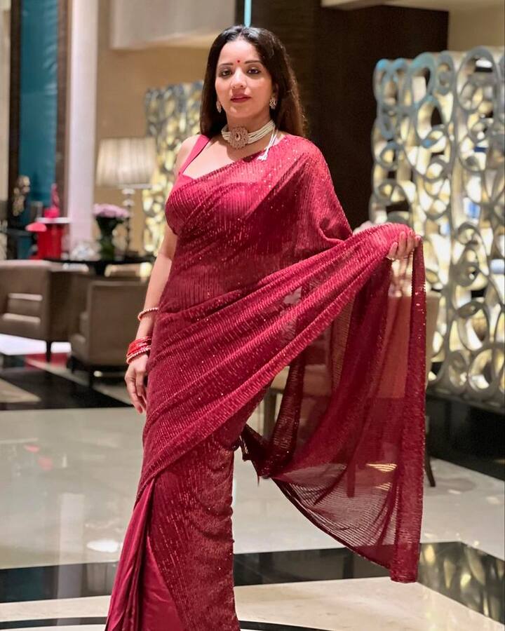 મોનાલિસાએ સાડી લૂકમાં ખૂબ  જ શાનદાર પોઝ આપ્યા છે.