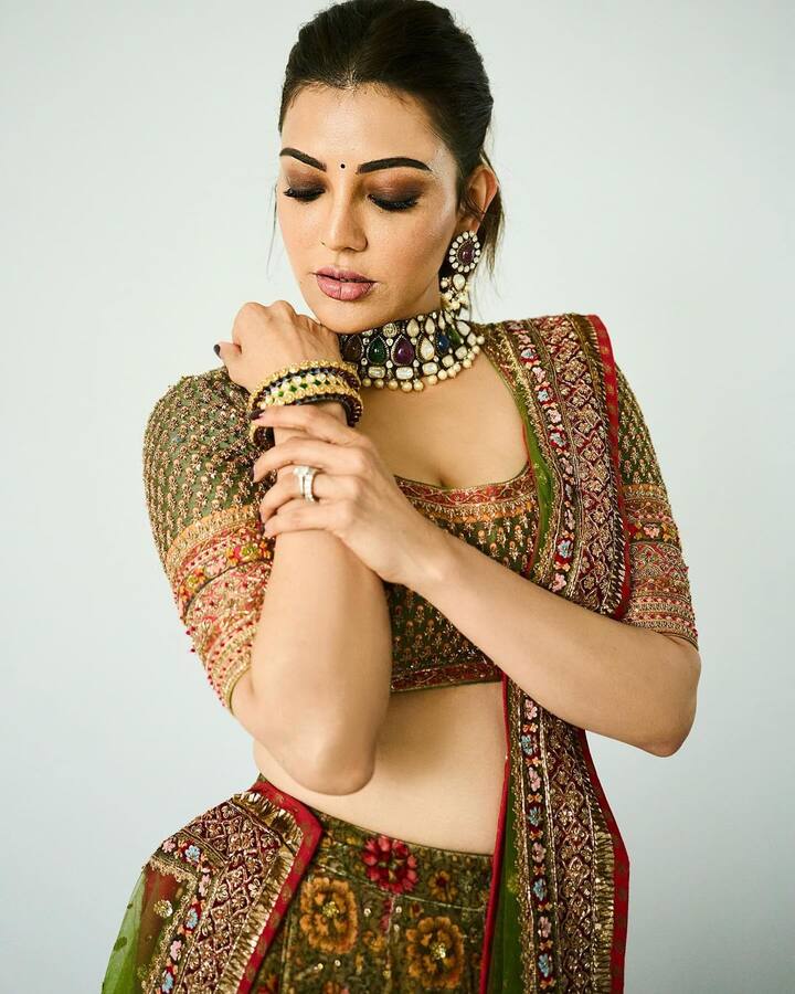 తాజాగా ఈ ముద్దుగుమ్మ షేర్ చేసిన ట్రెడిషన్ వేర్ ఫోటోలు అభిమానులు ఓ రేంజిలో అలరిస్తున్నాయి. Photo Credit: Kajal A Kitchlu/Instagram