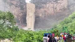 बरसात में मां तुतला भवानी के परिसर में जुटी भीड़, झरने में नहाने के लिए उमड़े सैलानी