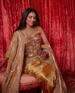 Radhika Merchant Reception Look: गोल्डन ड्रेस में बला की खूबसूरत लगीं राधिका मर्चेंट, देखें अंबानी फैमिली की छोटी बहू का रिसेप्शन लुक