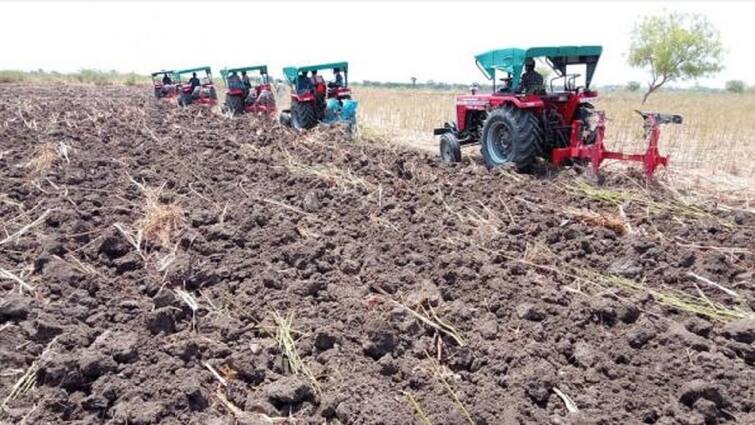 Farmers in Thanjavur district are busy plowing the fields for the cultivation of kuruvai தஞ்சை மாவட்டத்தில் குறுவை சாகுபடிக்காக வயல் உழும் பணிகளில் விவசாயிகள் வெகு மும்முரம்