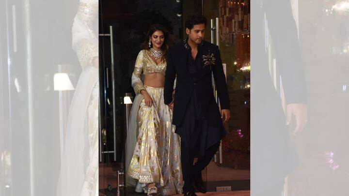 এদিন সকালেই মুম্বইয়ের উদ্দেশে পাড়ি দেন তাঁরা। সন্ধ্যায় হাতে হাত ধরে পা রাখলেন পার্টিতে।