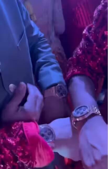 Anant Ambani Wedding Gift: અનંત અંબાણી અને રાધિકા મર્ચન્ટના લગ્નમાં અંબાણી પરિવારે પાણીની જેમ પૈસા ખર્ચ્યા છે. હવે અનંતે તેના મિત્રોને કિંમતી રિટર્ન ગિફ્ટ પણ આપી છે. એશિયાના સૌથી ધનિક ઉદ્યોગપતિ મુકેશ અંબાણીના નાના પુત્ર અનંત અંબાણીએ હવે રાધિકા મર્ચન્ટ સાથે લગ્ન કર્યા છે. બંનેએ 12મી જુલાઈના રોજ મુંબઈમાં ધૂમધામથી લગ્ન કર્યા હતા. આ લગ્નને ભવ્ય બનાવવા માટે કરોડો રૂપિયાનો ખર્ચ કરવામાં આવ્યો હતો. હવે અનંતે તેના મિત્રોને આપેલી રિટર્ન ગિફ્ટની તસવીરો પણ સામે આવી છે.  તમને જાણીને નવાઈ લાગશે કે અનંત અંબાણીએ તેમના ખાસ મિત્રોને માત્ર 2 લાખ રૂપિયા નહીં પરંતુ 2 કરોડ રૂપિયાની કિંમતી ભેટ આપી હતી.