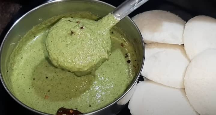 அதன் பிறகு பூண்டு, நறுக்கிய இஞ்சி, புளி துண்டுகள், சிவப்பு மிளகாய் மற்றும் தேங்காய் துண்டுகள் சேர்த்து மீதமான சூட்டில் 3 நிமிடம் வதக்கவும்.