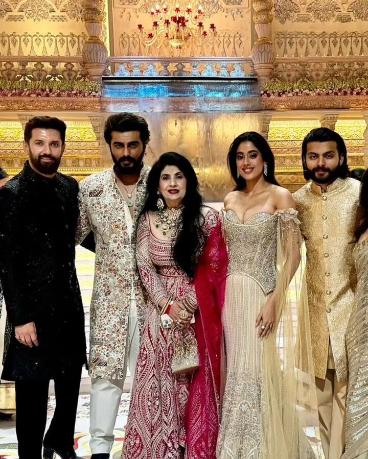 In one photo, Chirag Paswan and his mother were seen posing with Arjun Kapoor and Jhanvi Kapoor. Peak hills are also visible in the photo.