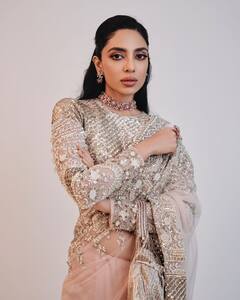 Sobhita Dhulipala: સાડી લૂકમાં શોભિતા ધુલિપાલાનો જોવા મળ્યો ગ્લેમરસ અંદાજ, જુઓ તસવીરો