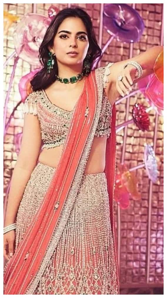 छोटे भाई की शादी से ईशा अंबानी का  हेयरस्टाइल लुक देखें