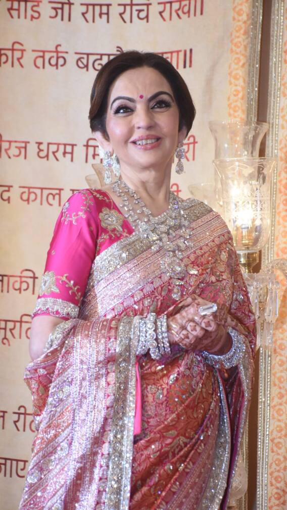 बेटे अनंत की रिसेप्शन में नीता अंबानी का दिखा रॉयल अंदाज, साड़ी में लूटी महफिल