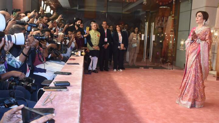 গোলাপী রঙের শাড়িতে উজ্জ্বল বরের মা। নীতা আম্বানি এদিন ক্যামেরার সামনে এসে সকলকে অভিবাদন জানিয়ে করজোড়ে বলেন, 'জয় শ্রী কৃষ্ণ। নমস্কার। আপনারা সকলে এতদিন ধরে আমার অনন্ত ও রাধিকার বিয়ের জন্য এসেছেন, সেই কারণে আপনাদের সকলকে হৃদয়ের অন্তঃস্থল থেকে ধন্যবাদ।'