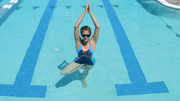 Lovely has posted a video of aqua yoga on Instagram, in which she has done aqua yoga with the help of a yoga teacher.