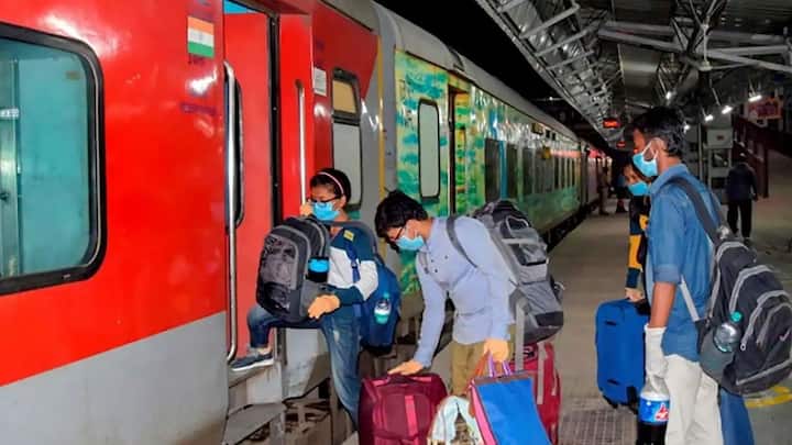 ट्रेन में लोग सफर करते वक्त लोग रिजर्वेशन करवा कर सफर करते हैं. रिजर्वेशन करवाने के दौरान कई बार टिकटें वेटिंग में चली जाती हैं.