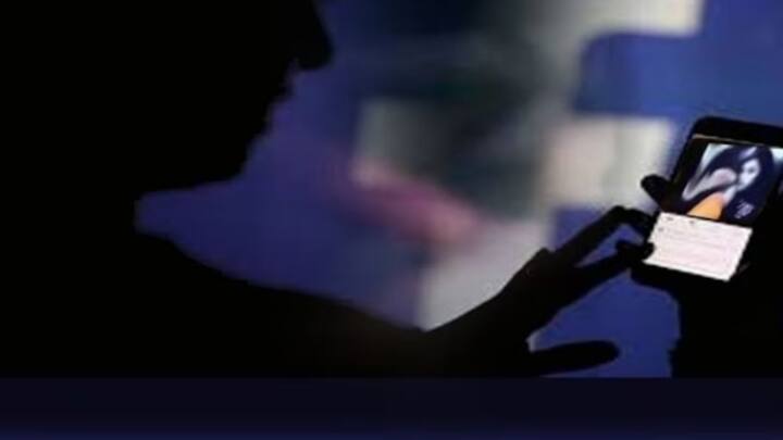 आजकल वॉट्सऐप पर वीडियो कॉल करके गलत वीडियो बनाकर ब्लैकमेल करने के काफी केस सामने आ रहे हैं. जहां लोगों से खूब पैसे लूटे जा रहे हैं.