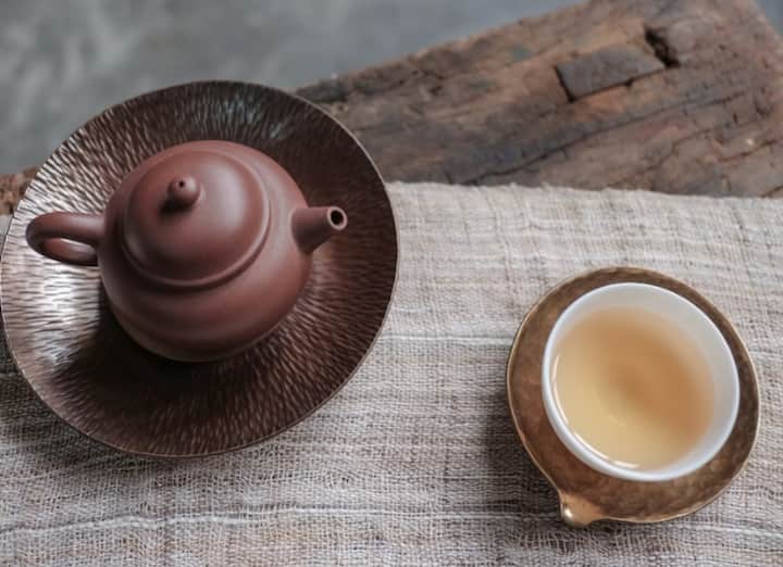 டீ பிரியரா நீங்க? அப்போ இந்த மாதிரி டீ போட்டு பாருங்க சூப்பரா இருக்கும்தண்ணீரில் கிராம்பு, ஆரஞ்சு தோல், டீ தூள் சேர்த்து கொதிக்க வைத்து டீ போட்டால் சுவையாக இருக்கும்.